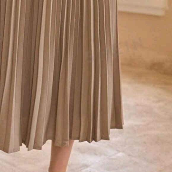 High Waist Solid Pleated Skirt - Picture 9 of 10